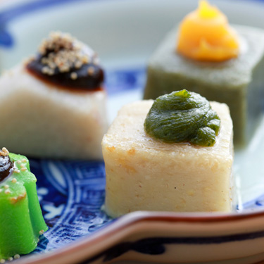 写真:萬治郎自慢の生麩料理