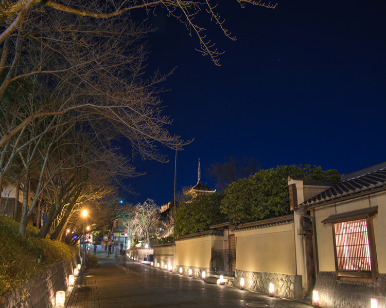 写真:京都東山・八坂神社から高台寺へ続くねねの道