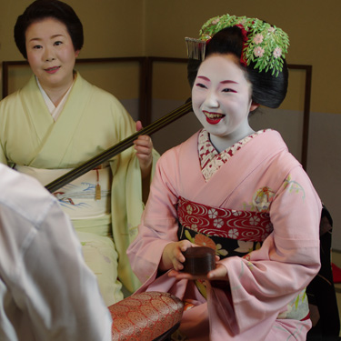 写真:接待を成功させるべく花を添える舞妓さん