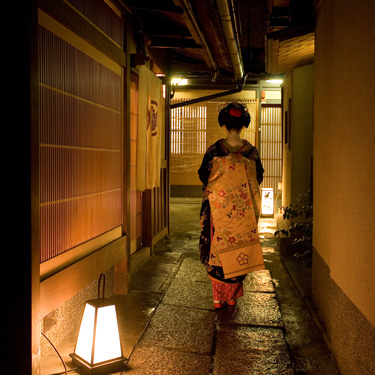 写真:花咲 祇園本店へ向かう舞妓さん