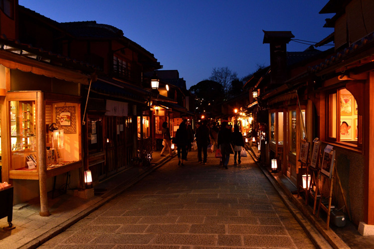 写真:東山花灯路
