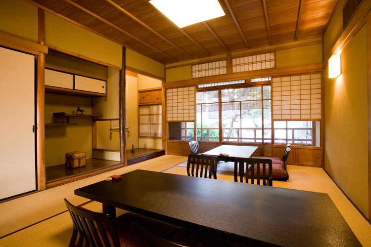 写真：桜満開の高台寺公園とねねの道