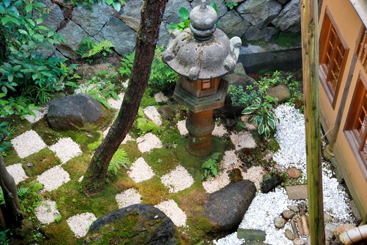 写真：新緑が美しい高台寺への道